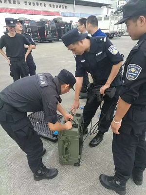 深圳南山公安局干警對(duì)PUS0443無(wú)人機(jī)干擾器(便攜式)頗感興趣