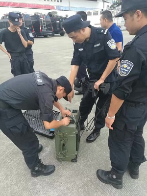 深圳南山公安局干警擺弄PUS0443無(wú)人機(jī)干擾器(便攜式)