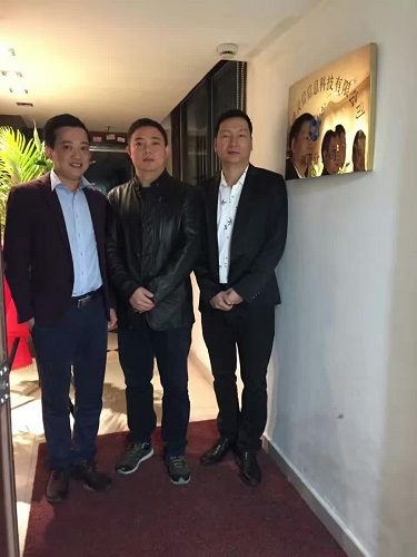 公司總經(jīng)理周建華、湖南分公司總經(jīng)理劉靜波、分公司副總潘智輝為分公司成立揭牌