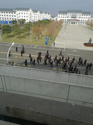 江蘇省有關(guān)領(lǐng)導(dǎo)觀摩無(wú)人機(jī)干擾器演示情況
