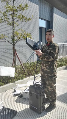 現場實操無人機干擾器的武警同志