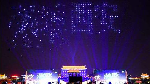 西安無人機(jī)燈光秀表演失誤，或是信號(hào)干擾無人機(jī)所致